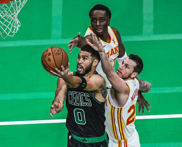  反败为胜首场状态出色，老鹰观众沸腾！，塔图姆重返赛场观众掌声雷动