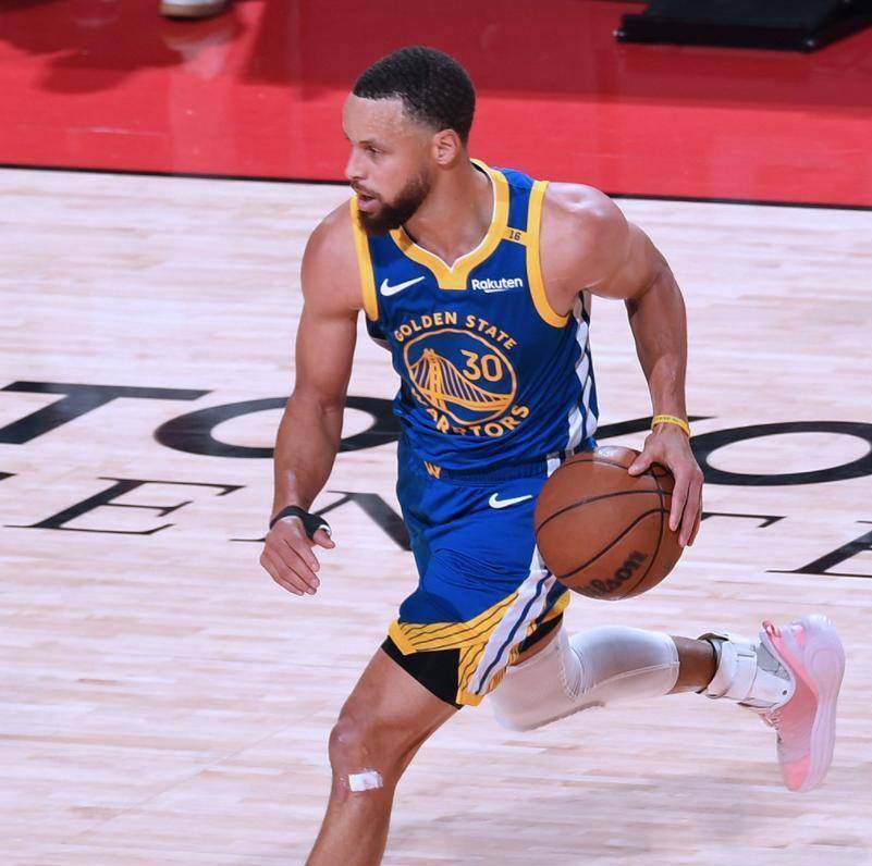 库里在澳大利亚队比赛中险胜，战术调整引发热议！比赛高潮迭起的简单介绍